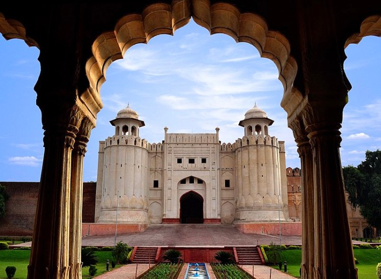 800px-Lahore_Fort_view_from_Baradari